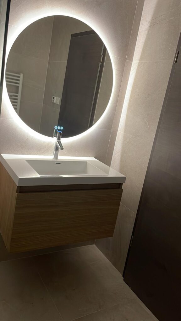 Salle de bain effet bois et marbre